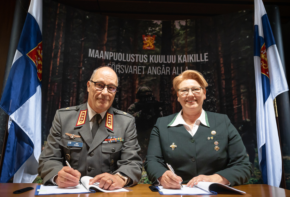 Kuvassa Puolustusvoimien sotatalouspäällikkö kenraaliluutnantti Timo Kakkola ja Sotilaskotiliiton puheenjohtaja Anne-May Asplund allekirjoittamassa yhteistyösopimusta.