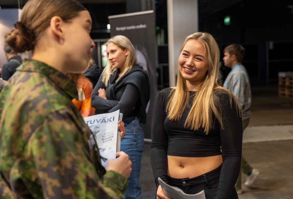 Kuvassa raumalainen Valma Soini Studia-messuilla Ruotuväen standin luona juttelemassa Ruotuväen tuotantoassistentille, kaartinjääkäri Heleniukselle