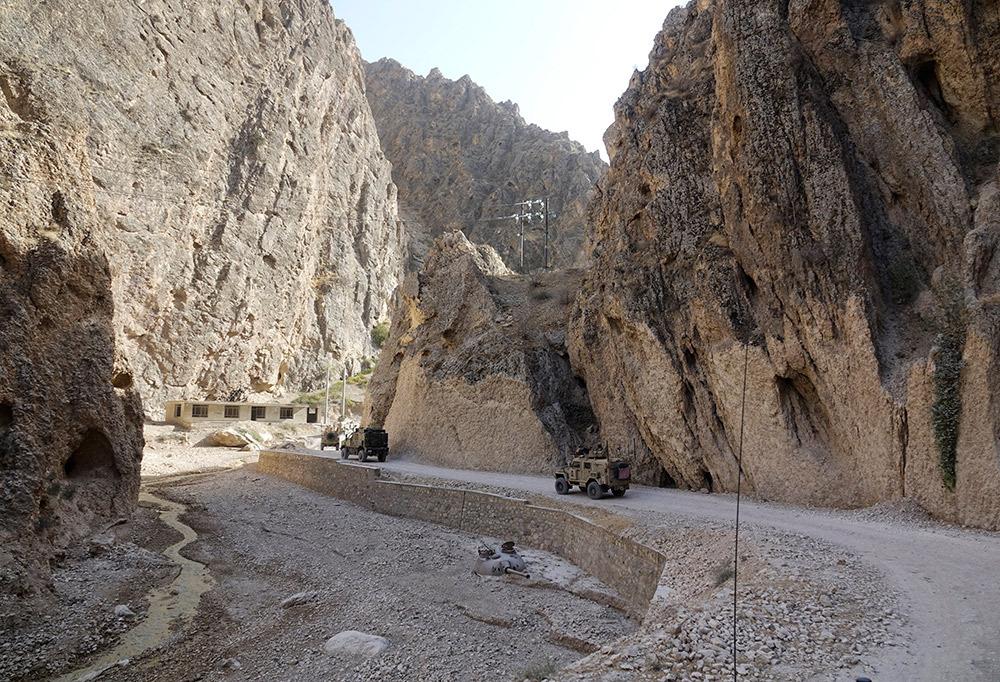 Suomalaisia maastoajoneuvoja Afganistanin solissa.