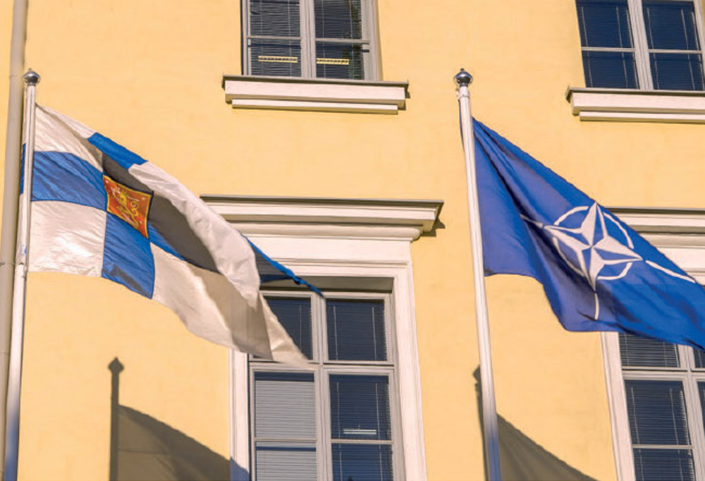 Kuvassa Suomen ja Naton liput.