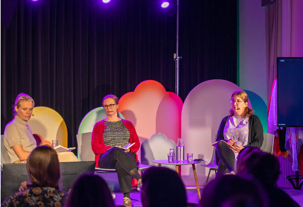 Kuvassa panelistit lavalla