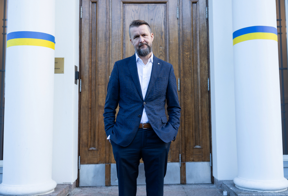 Sven Sakkov seisoo kädet taskuissaan.