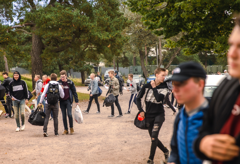 Kuvassa kotiutuvia varusmiehiä