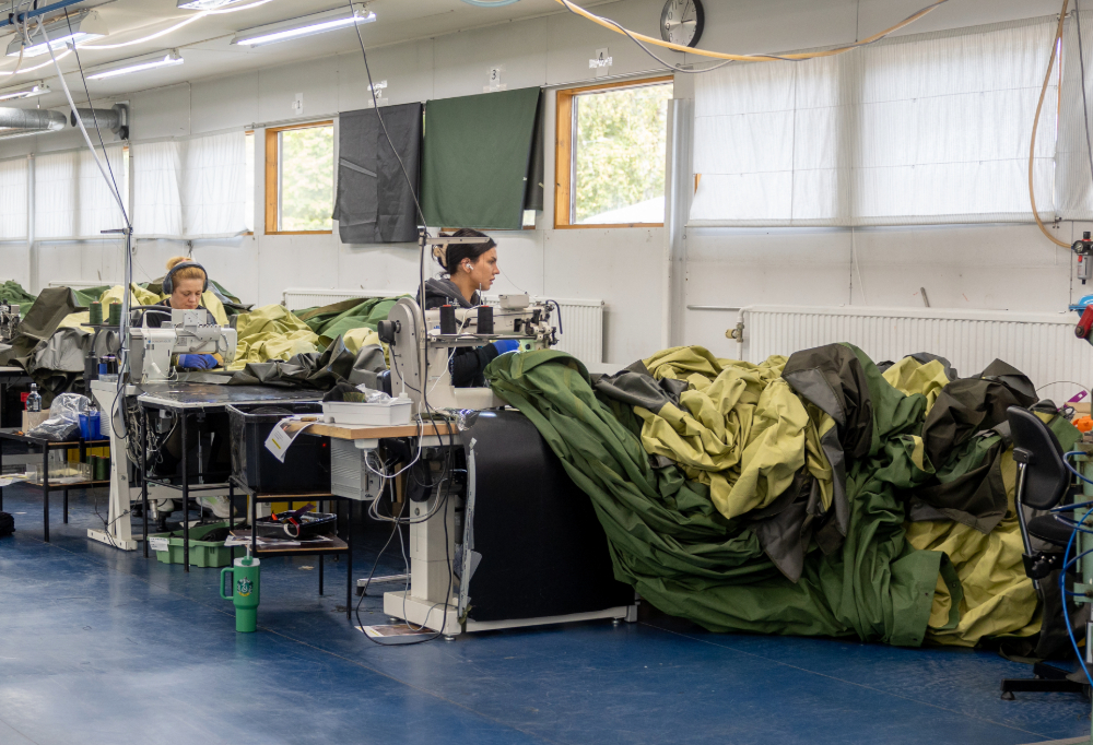 Ompelijoita Savotan tehtaalla.