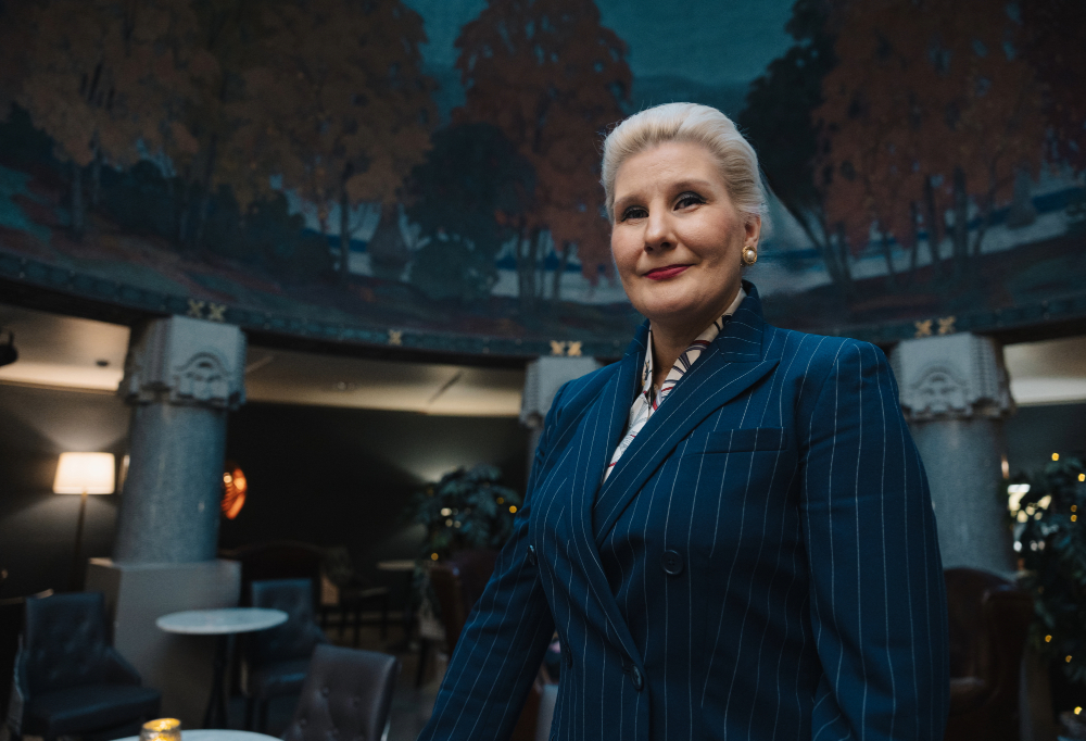 Terhi Suominen poseeraa seisten.