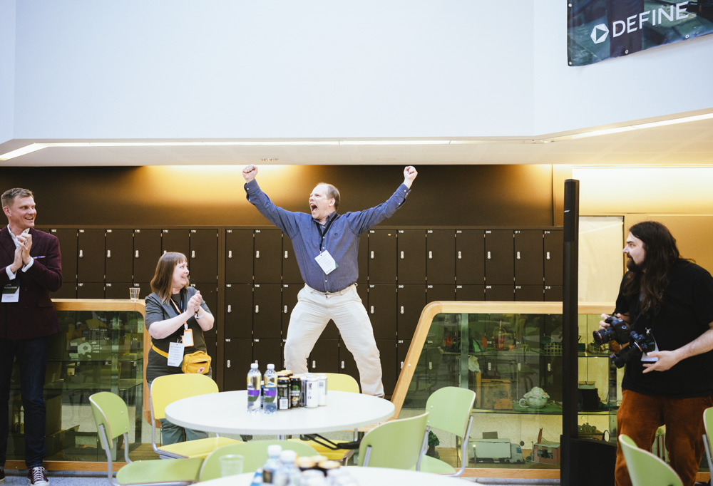 Dobbelgänger-yrityksen toimitusjohtaja Terho Kololuoma tuuletti kuullessaan voitosta.