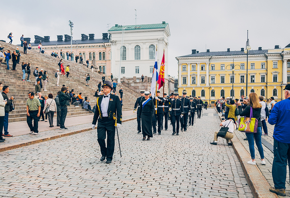 Maanpuolustuskorkeakoulun tohtoripromootion juhlakulkue Senaatintorilla vuonna 2018.