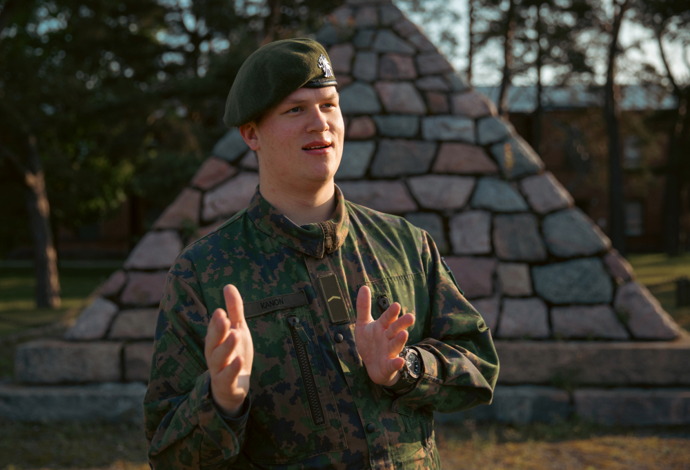 Korpraali Tommi Kanon seisoo ulkona.