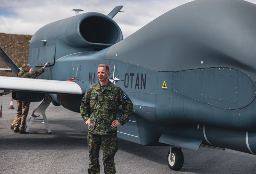 Ilmavoimien komentaja, kenraalimajuri Timo Herranen seisoo lennokin edessä.