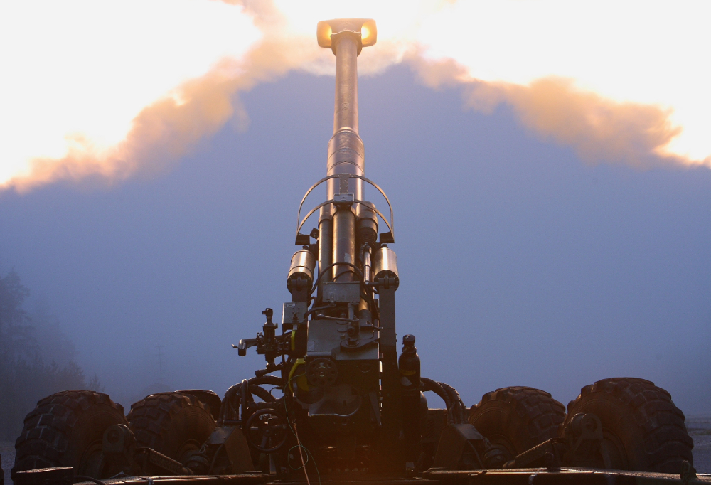 Tykistä ammutaan taivaalle.