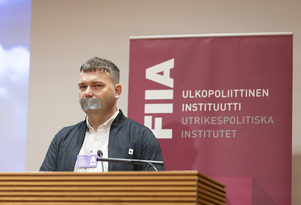 WWF Ukrainan maajohtaja Bohdan Vykhor esiintyy suu teipattuna painottaen luonnon kyvyttömyytä huutaa apua.