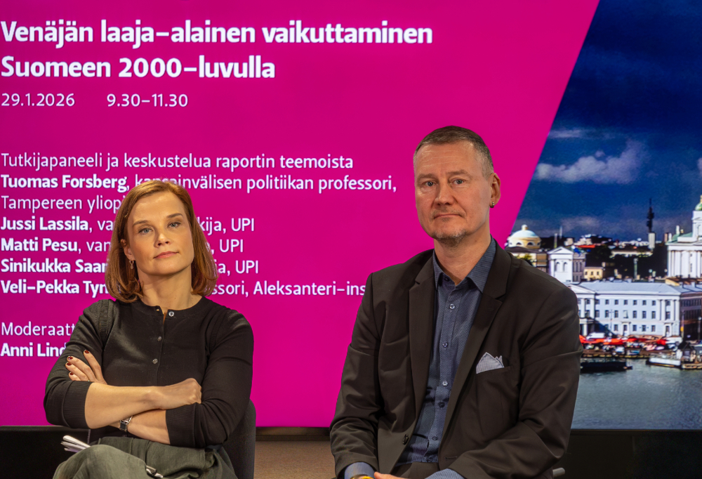 Sotilaat ovat kunniavartiossa lumisen hautapaasin ympärillä.