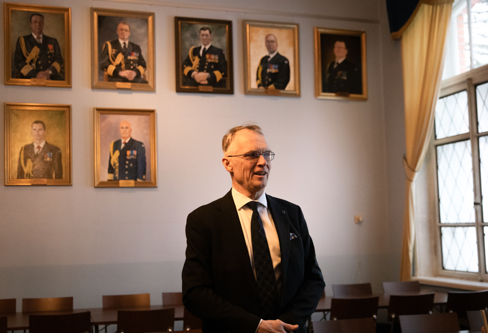 Anders Gardberg hymyilee juhlavassa kokoustilassa.