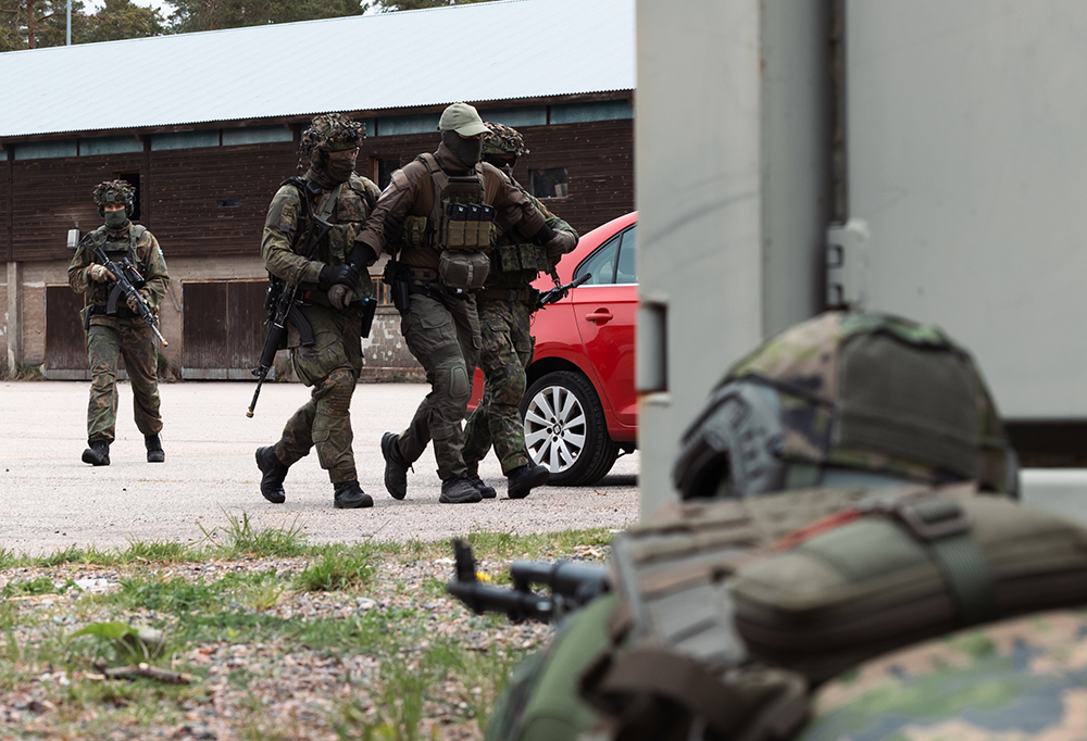 Kiinni otettua sotilasta talutetaan pois harjoituksessa.