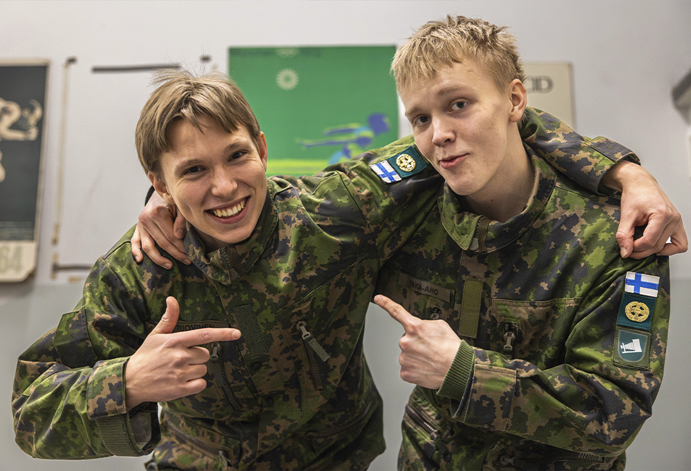 Varusmiehet kaverillisessa kuvassa.