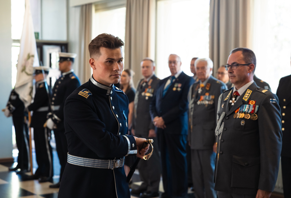 Kadettivääpeli vastaanottaa upseerimiekan.