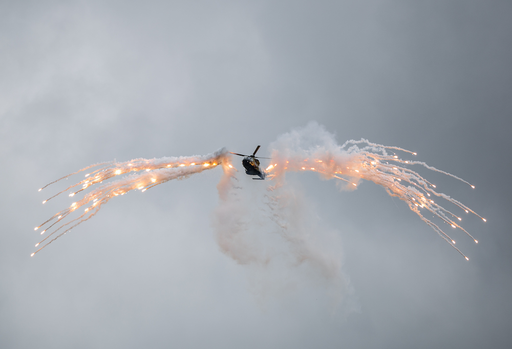 Kuvassa NH90 lentää taivaalla.