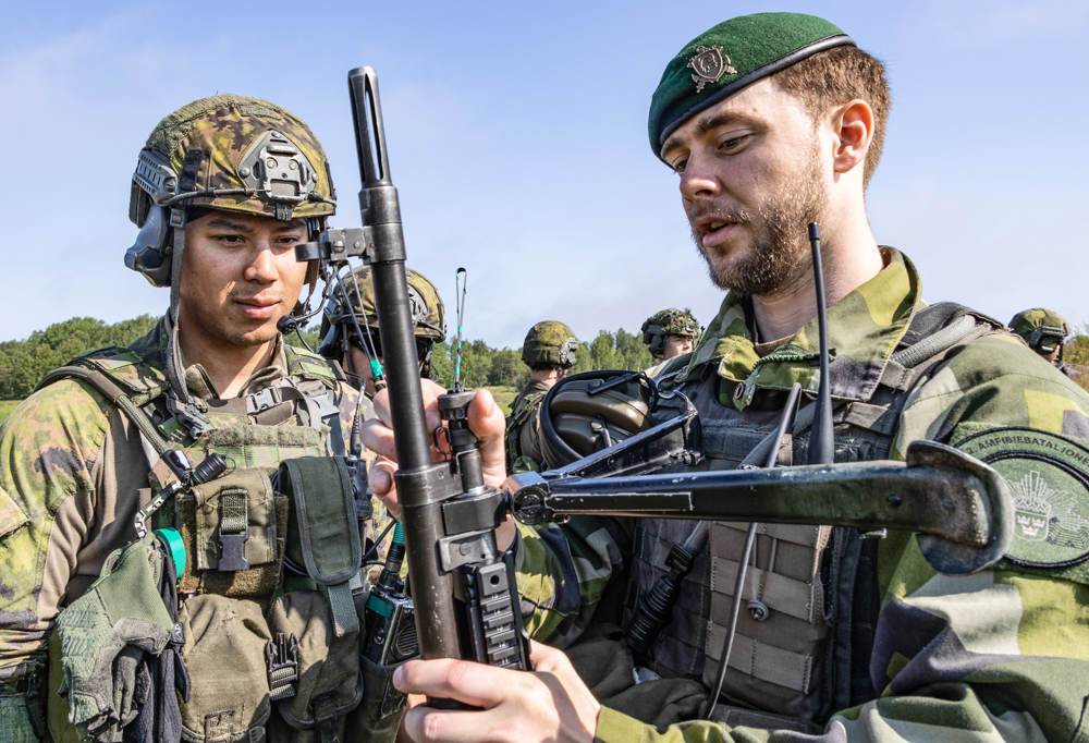 Suomalainen ja ruotsalainen sotilas yhteisharjoituksessa