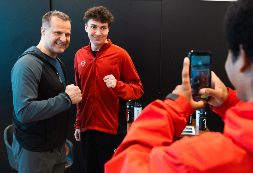 Puolustusvoimain komentaja, kenraali Janne Jaakkola poseeraa alikersantti Hugo Niemenpään kanssa kameralle.