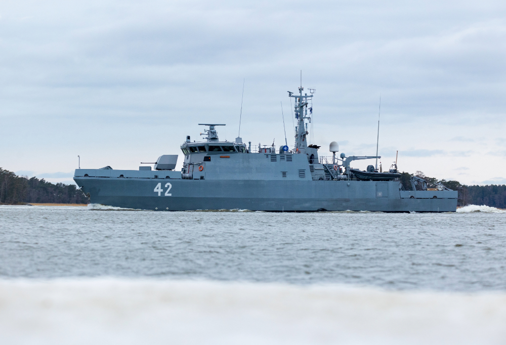 Kuvassa Vahterpää-alus matkalla Nato-tehtäviin.