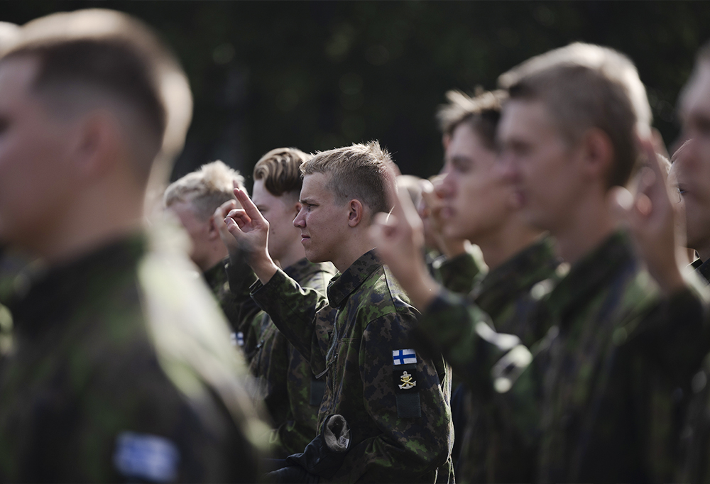 Rannikkoprikaatin alokkaat vannovat sotilasvalan valantekoasennossa.