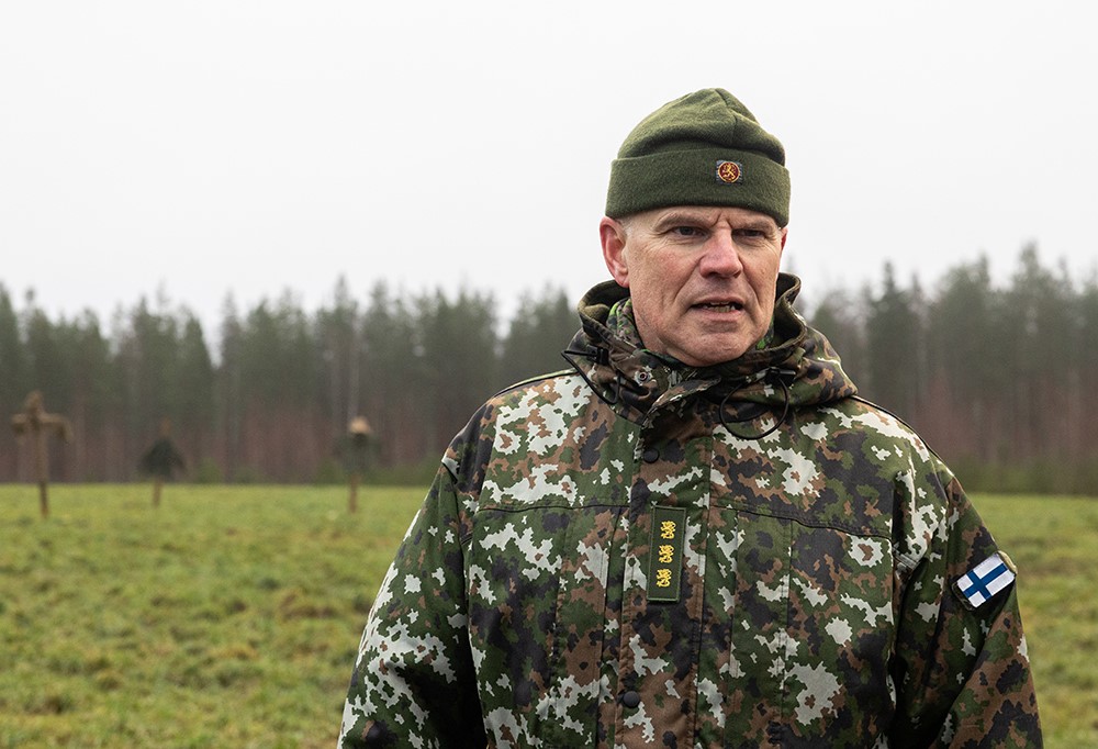 Kuvassa Maavoimien komentaja, kenraaliluutnantti Pasi Välimäki katsoo vakavasti kameran oikeaan kulmaan.