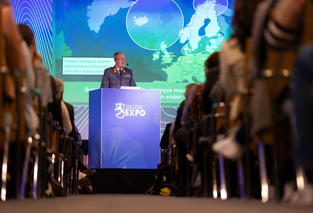 Kuvassa kenraaliluutnantti Vesa Virtanen puhumassa Helsingissä 7. toukokuuta Valtio Expo 2024 -tapahtumassa.