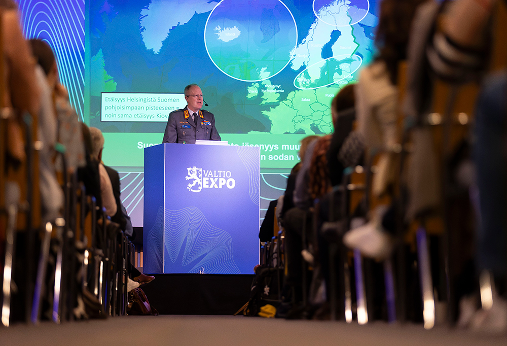 Kuvassa kenraaliluutnantti Vesa Virtanen puhumassa Helsingissä 7. toukokuuta Valtio Expo 2024 -tapahtumassa.