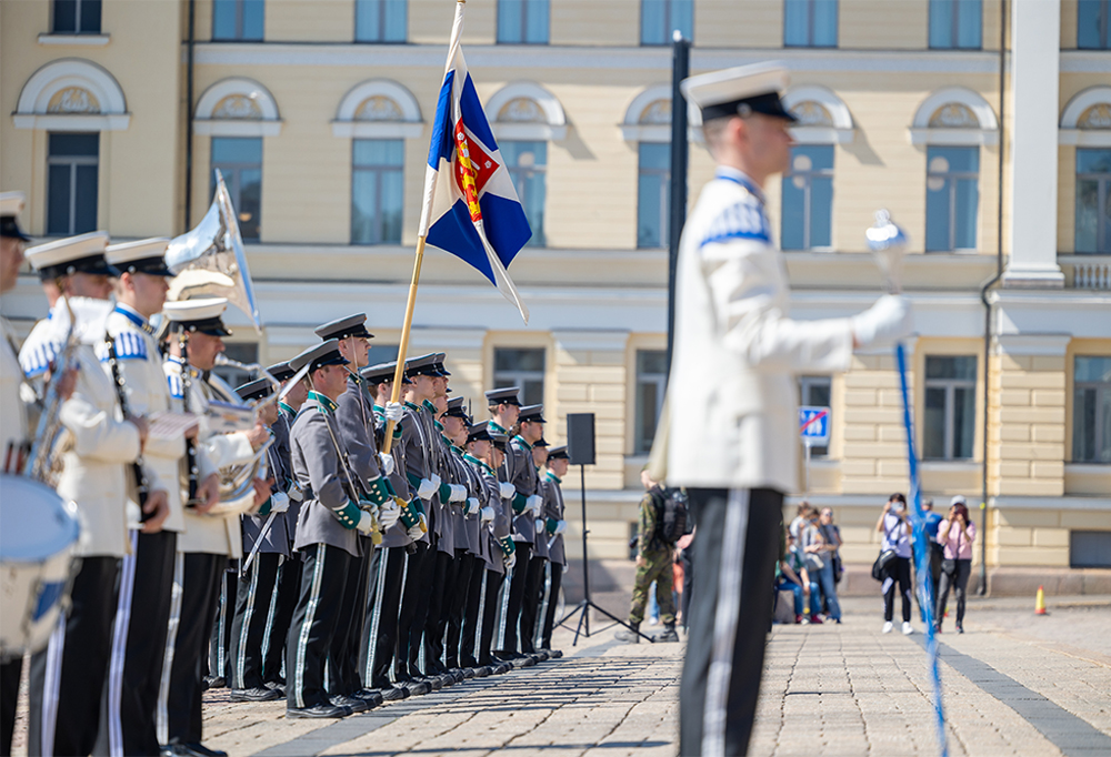 Kaartin soittokunta ja kunniakomppania vartioparaatissa.