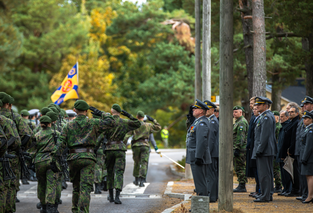 Pataljoonan komentaja ottaa vastaan paraatin.