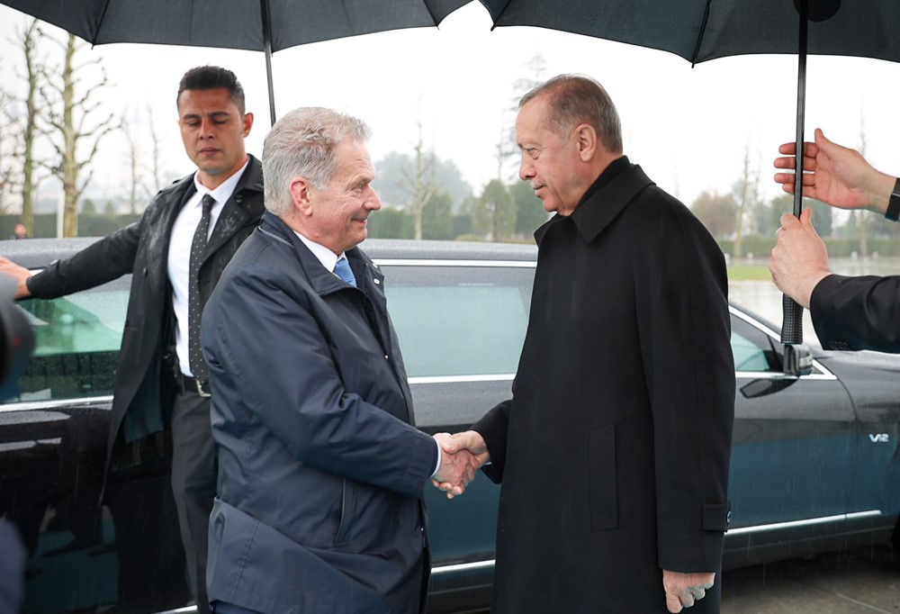 Presidentit Niinistö ja Erdoğan kättelemässä toisiaan