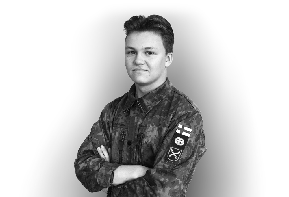 Kaartinjääkäri Valtteri Vesikansa seisoo kädet puuskassa ja katsoo kameraan.