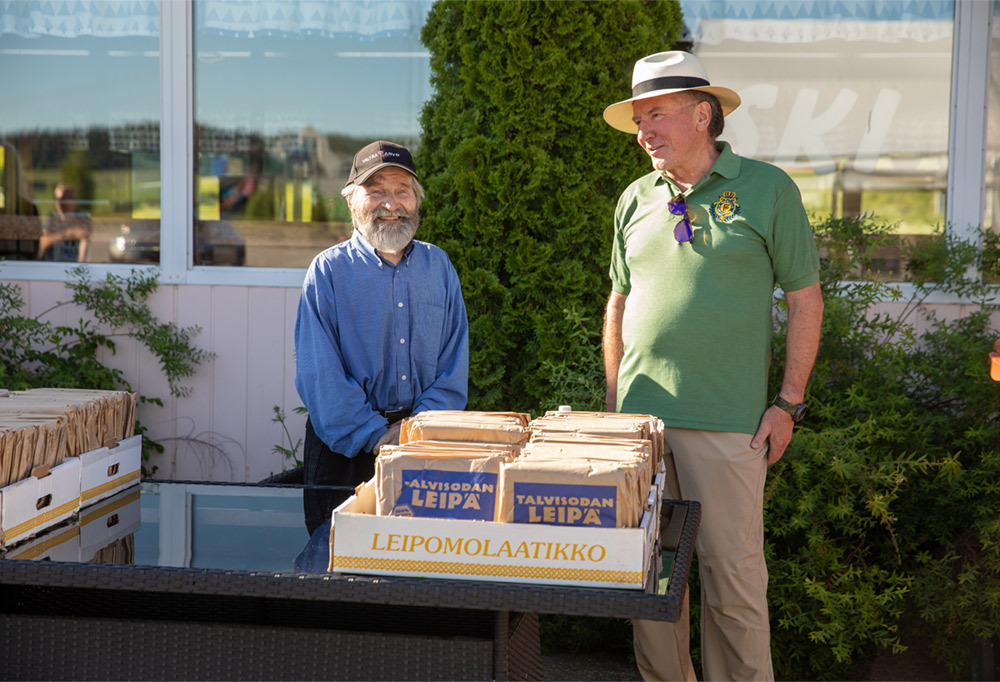 Kuvassa veteraani Hannes Tuovinen ja Juha Kiviniemi.