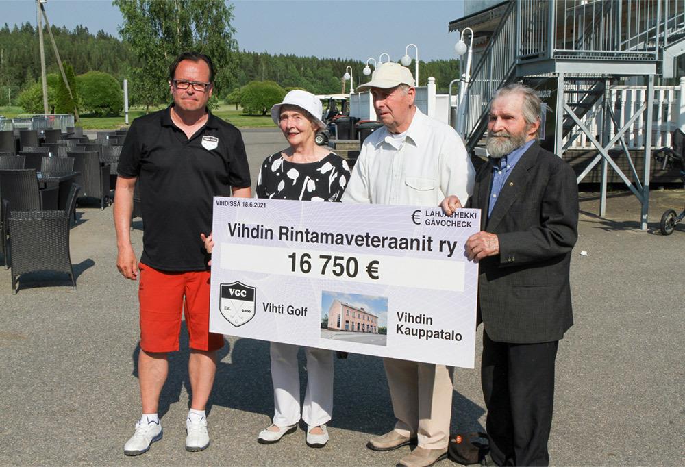 Kuvassa Timo Hirvelä ojentamassa shekkiä veteraaneille.