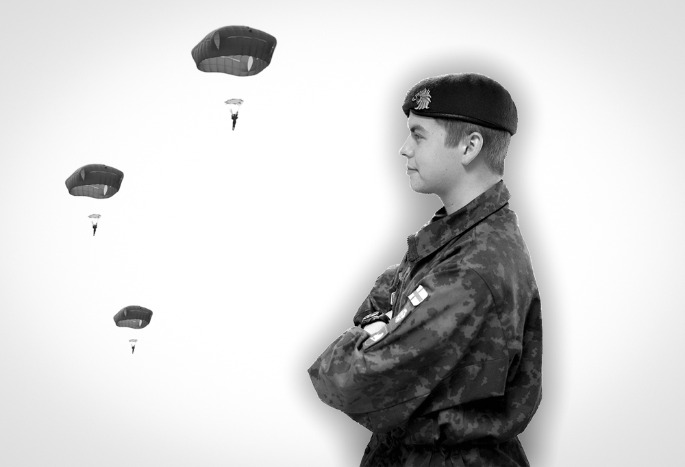 Kaartinjääkäri Oskari Vuorisalo katselee laskeutuvia laskuvarjojääkäreitä.