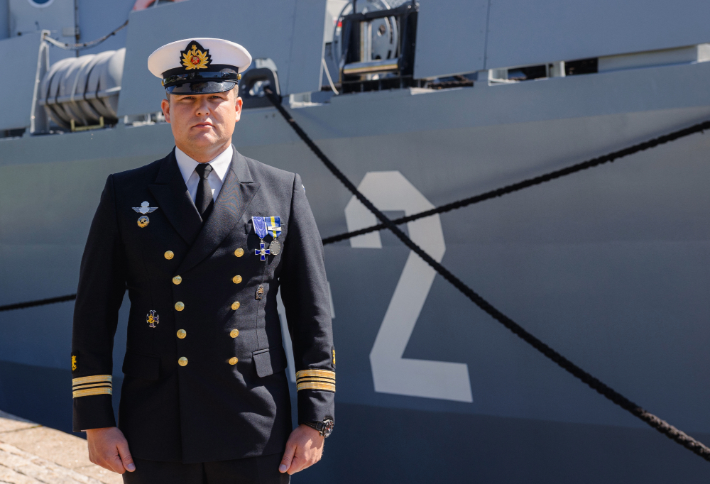 Kapteeniluutnantti Henri Savisaari seisoo laivan edustalla.