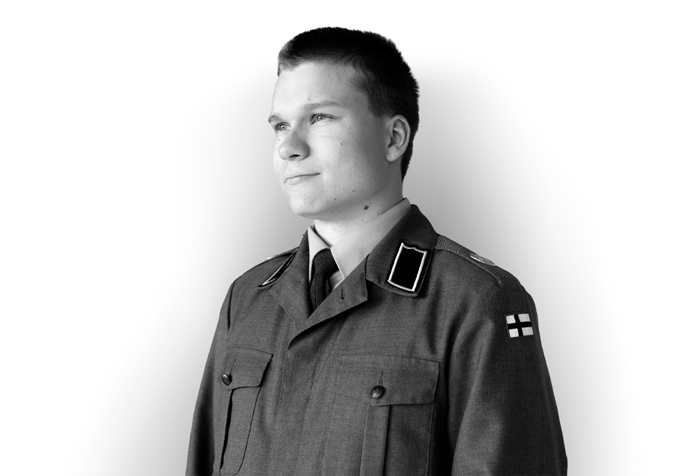 Kaartinjääkäri Tuomas Välimaa katsoo etuviistoon sotilaallisesti.