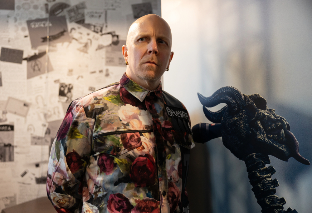 Toni Wirtanen katsoo vasempaan reunaan.