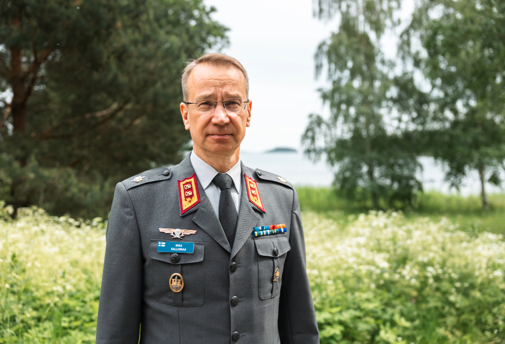 Kenraalimajuri Mika Kalliomaa seisoo ulkona.