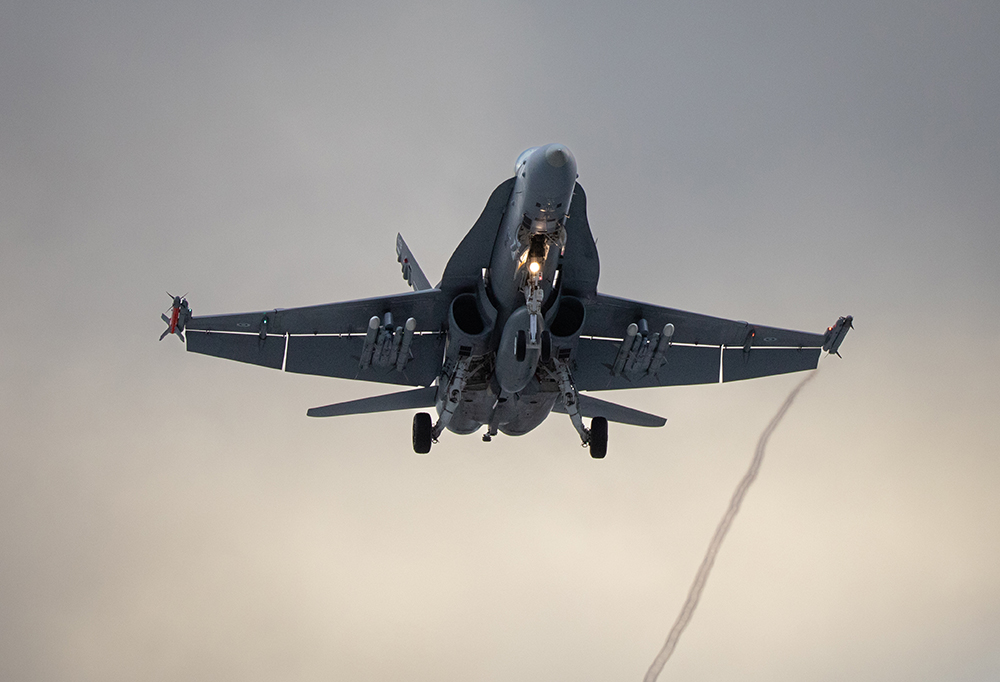 Hornet-hävittäjä taivaalla.