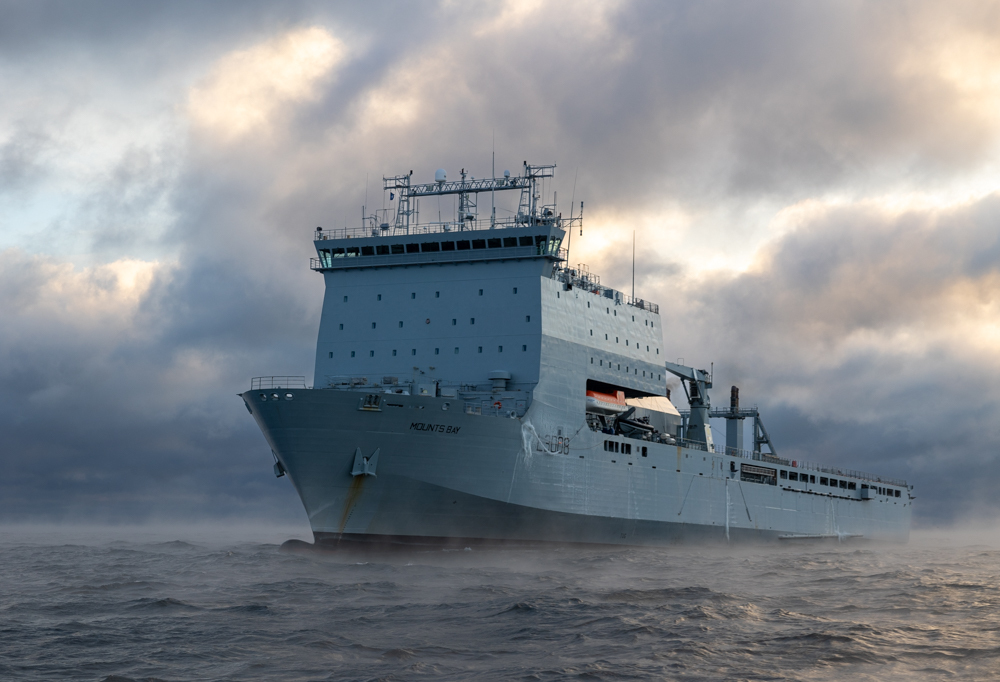 Kuvassa RFA Mounts Bay -maihinnousutukialus Hangon edustalla.