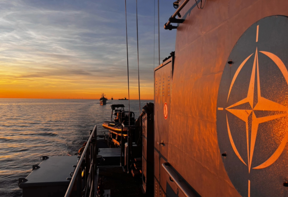 Kuvassa Nato logolla varustettu laiva seilaa merellä.