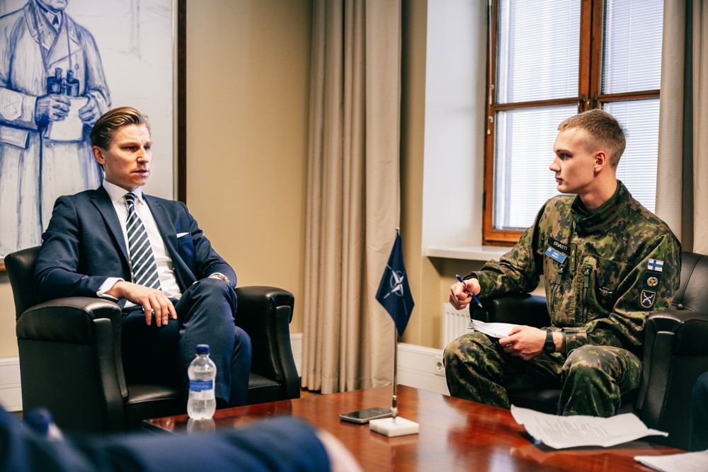 Kuvassa puolustusministeri Antti Häkkänen antaa haastattelun Ruotuväen toimittaja Eemeli Ervastille.