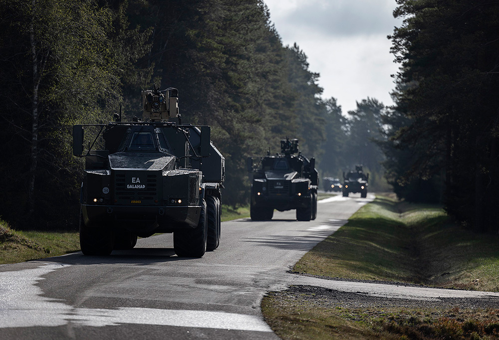 Kuvassa ruotsalaista sotakalustoa matkalla harjoitukseen