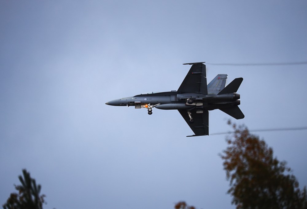 Kuvassa hävittäjälentokone lentää matalalla.