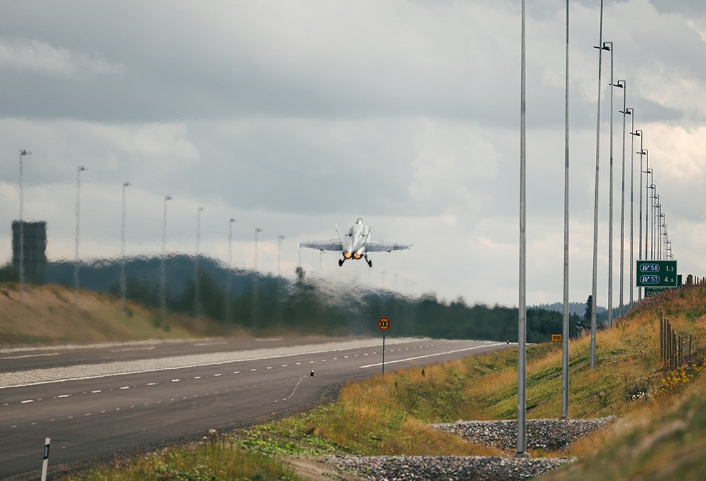 Kuvassa ilmaan nouseva Hornet-hävittäjä