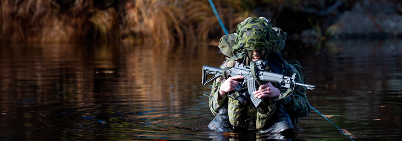 Uudenmaan prikaatin uusi komentaja suoritti vaativan barettimarssin osana varusmiesryhmää.