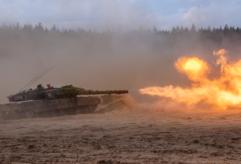 Panssarivaunu ampumassa.