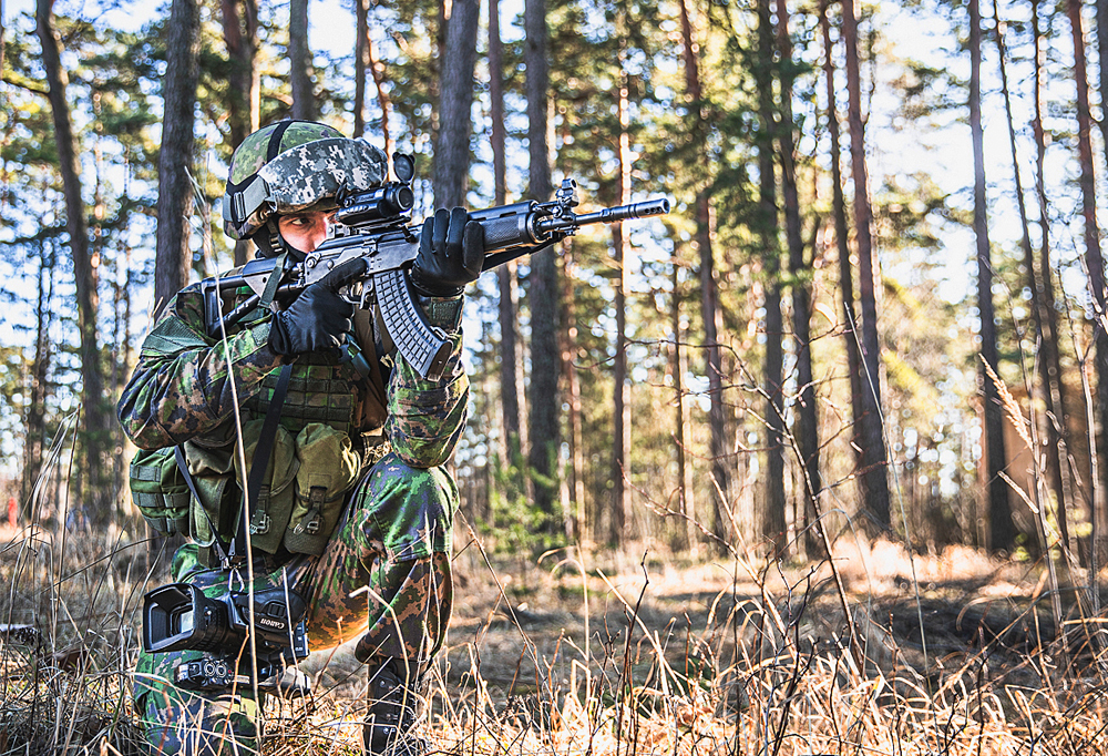 Combat Camera yhdistää valokuvausta ja taistelutaitoa