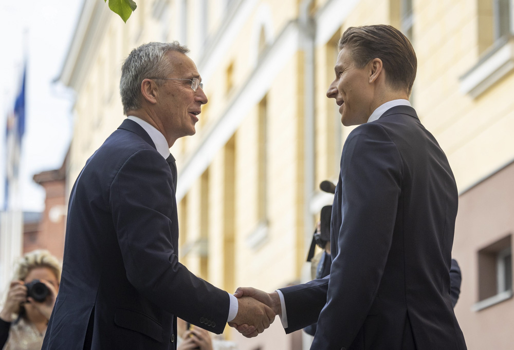Naton pääsihteeri Jens Stoltenberg kättelee Suomen puolustusministeri Antti Häkkästä.